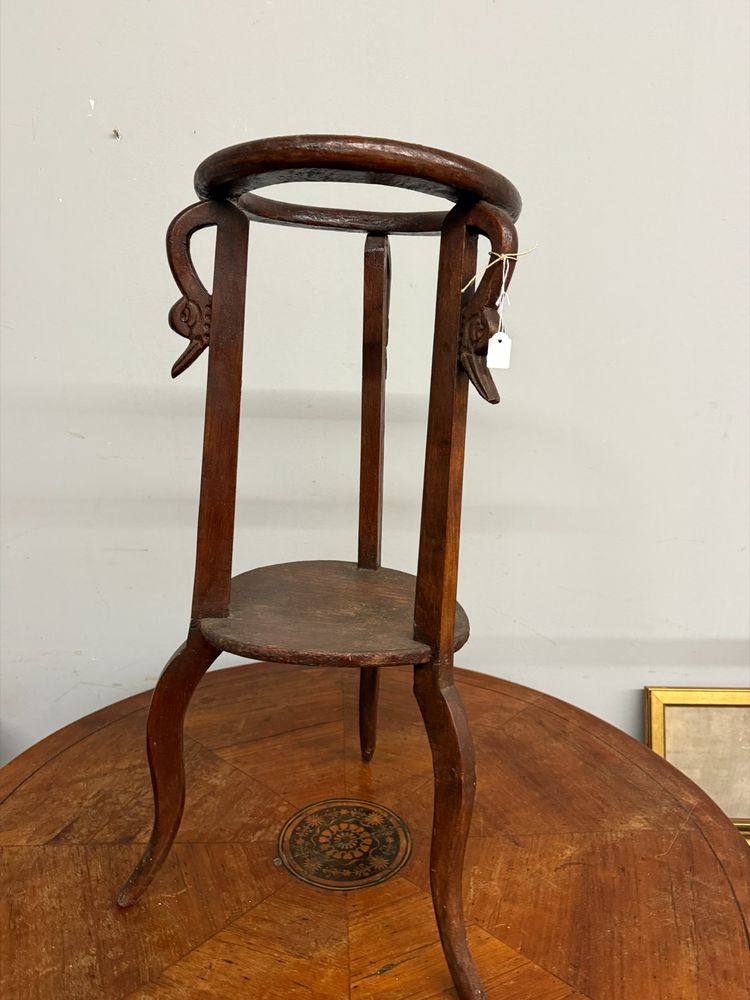 Antico portavano liberty in legno di castagno con cigni 1930, 74x30cm