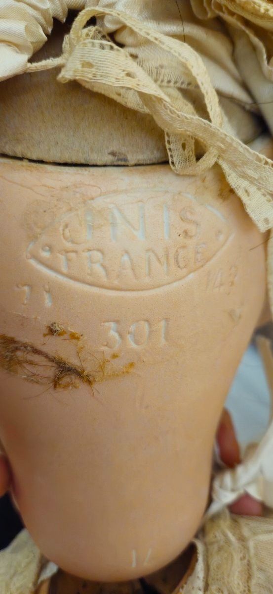 Grande poupée ancienne française en porcelaine / marquée UNIS FRANCE 301 / haut 88 cm