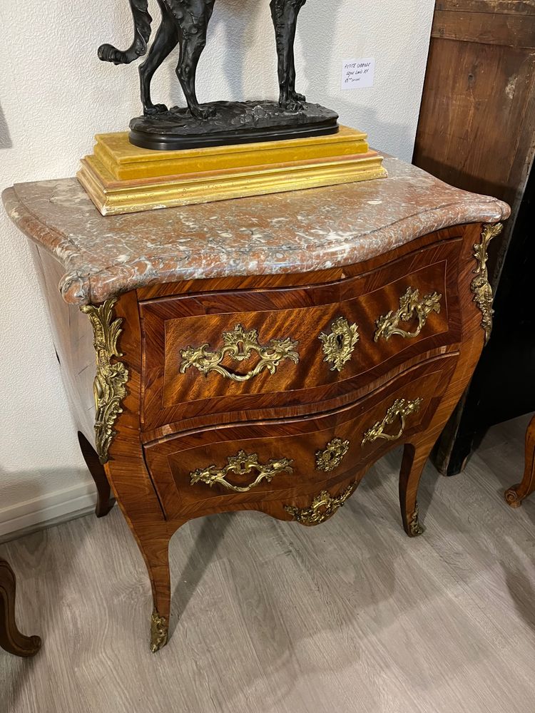 Cassettiera piccola e curva, in legno impiallacciato e intarsiata.