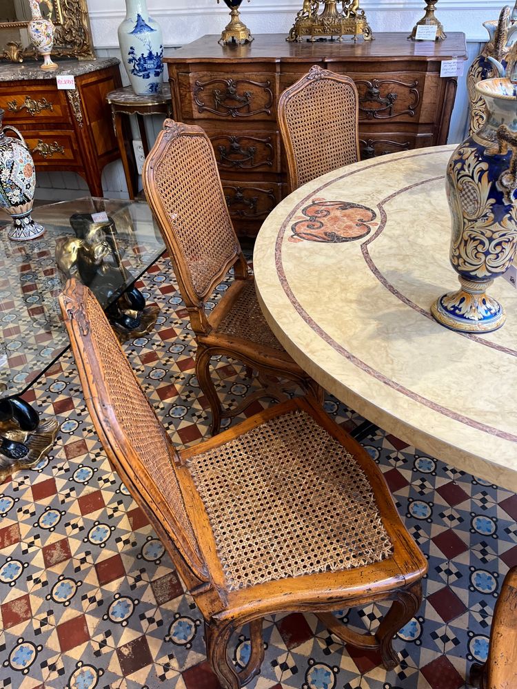 Suite de 6 Chaises cannées en noyer mouluré et sculpté de coquilles .