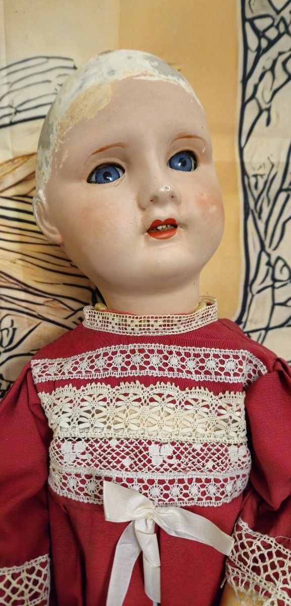 Ancienne poupée de collection datant du début du XXe siècle, avec tête en porcelaine