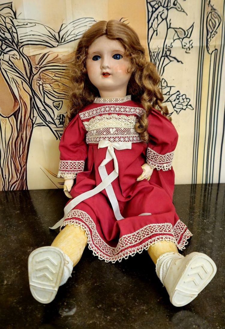 Ancienne poupée de collection datant du début du XXe siècle, avec tête en porcelaine