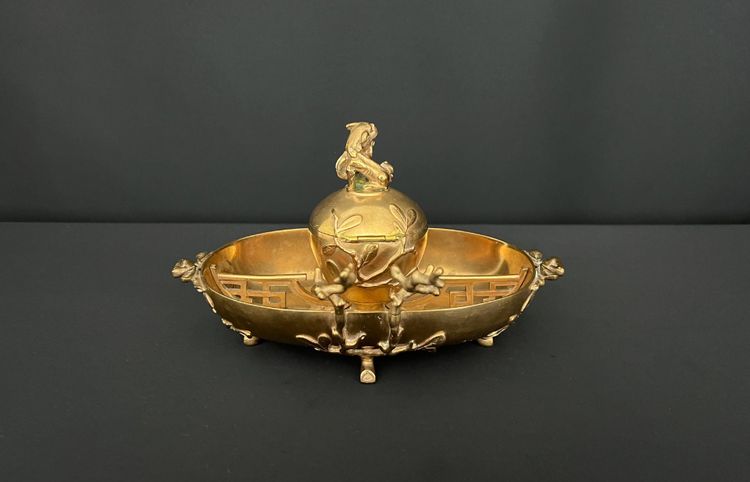 Bronze inkwell in Japanese style with vegetal decoration and Foo dog