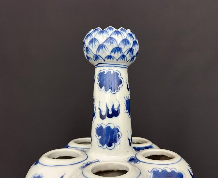 Vase en porcelaine chinoise bleu et blanc décor dragon