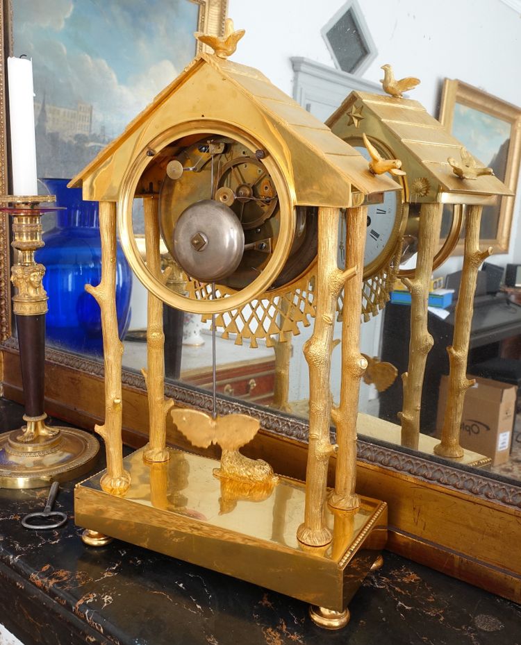 Pendule à la Chaumière en bronze ciselé et doré en mat et brillant - époque Empire Restauration