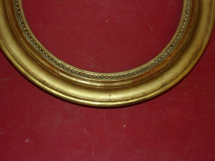 Round frame, 19th century, in gilded wood.