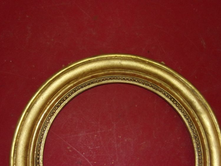 Round frame, 19th century, in gilded wood.
