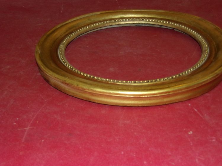 Round frame, 19th century, in gilded wood.
