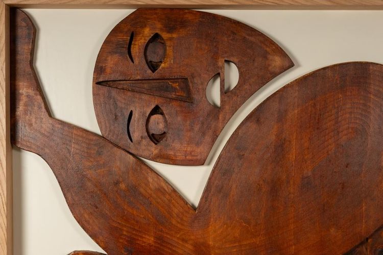 Flachrelief-Schild „Denk mal anders!“ aus patiniertem Holz. Zeitgenössisch LS67783015