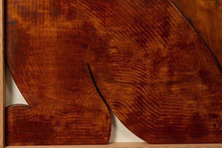 Flachrelief-Schild „Denk mal anders!“ aus patiniertem Holz. Zeitgenössisch LS67783015