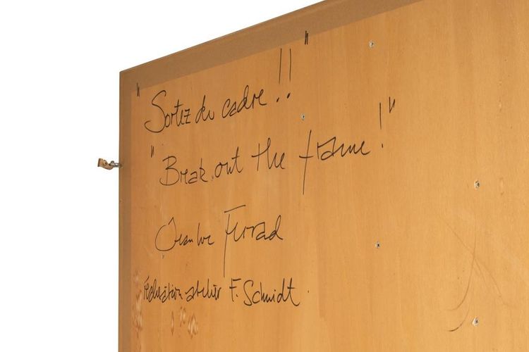 Flachrelief-Schild „Denk mal anders!“ aus patiniertem Holz. Zeitgenössisch LS67783015