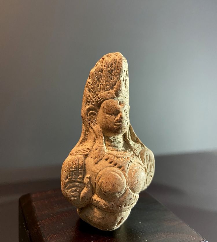 Civilisation de Bactriane, IIIème siècle avant notre ère, Buste de déesse portant un diadème.