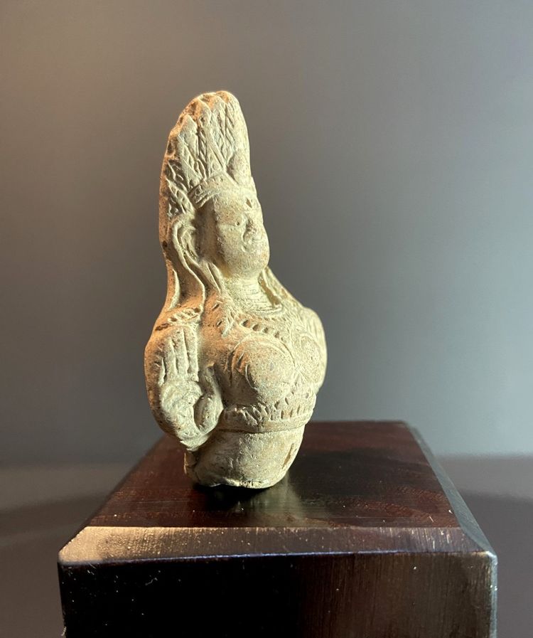 Civilisation de Bactriane, IIIème siècle avant notre ère, Buste de déesse portant un diadème.
