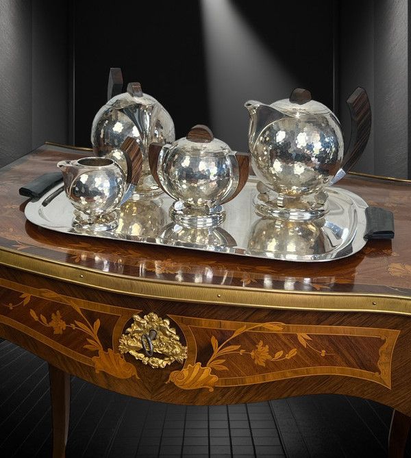 JEAN DEPRÉS ( 1889-1980 ) / SERVICE A THÉ ET CAFÉ EN MÉTAL ARGENTÉ MARTELÉ SIGNÉ