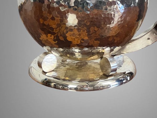 JEAN DEPRÉS ( 1889-1980 ) / SERVICE A THÉ ET CAFÉ EN MÉTAL ARGENTÉ MARTELÉ SIGNÉ