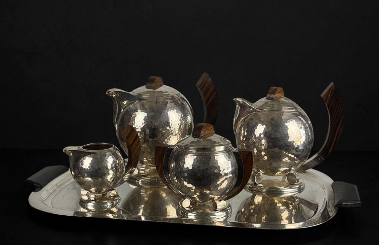 JEAN DEPRÉS ( 1889-1980 ) / SERVICE A THÉ ET CAFÉ EN MÉTAL ARGENTÉ MARTELÉ SIGNÉ