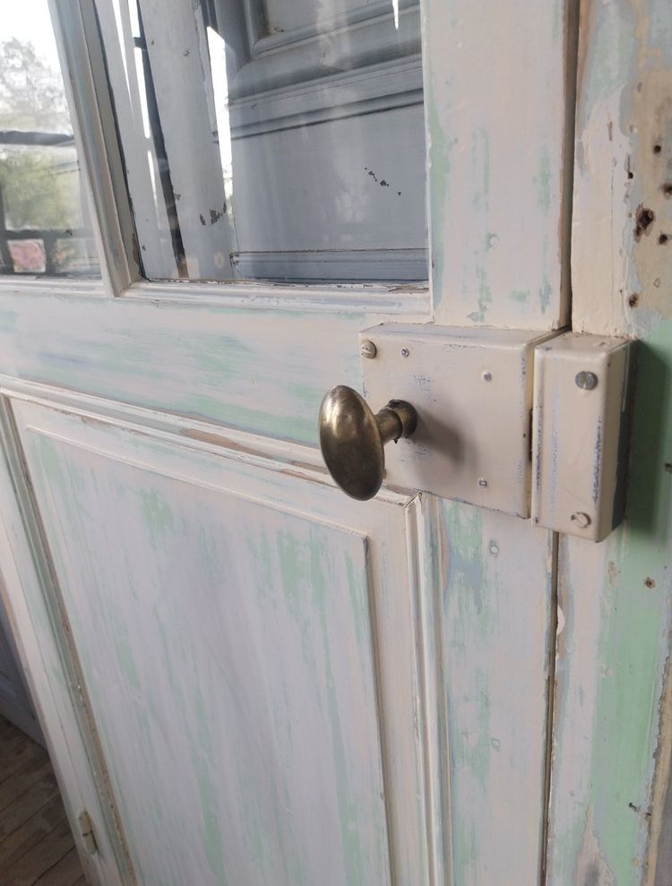 Superbe porte ancienne avec cadre d’origine, charme intemporel