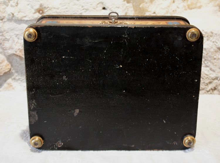 Eingelegte Holzbox mit vergoldetem Bronze- und Porzellanmedaillon, Ende des 19. Jahrhunderts