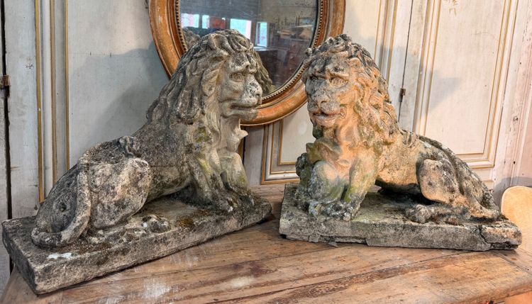 Paire de lions ancien 