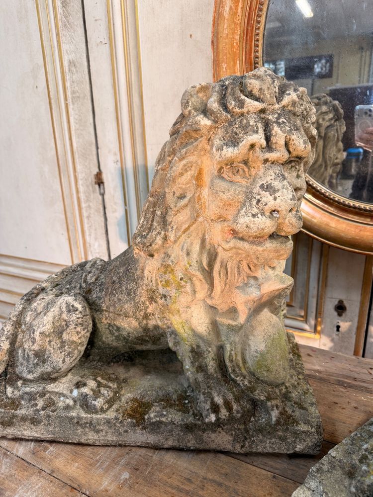 Paire de lions ancien 