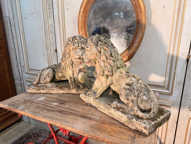 Paire de lions ancien 