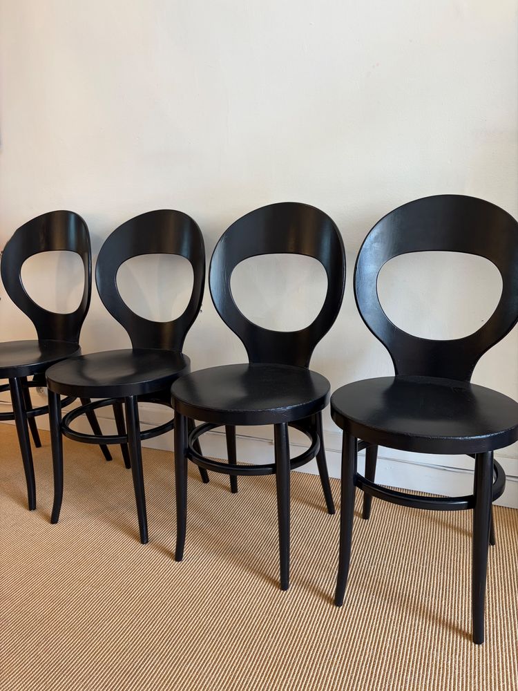 SUITE DE 4 CHAISES BISTROT BAUMANN LAQUÉES NOIRES.