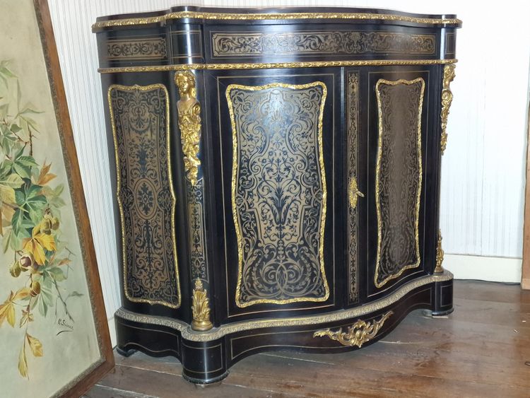 Grand buffet galbé en bois noirci et marqueterie Boulle de laiton