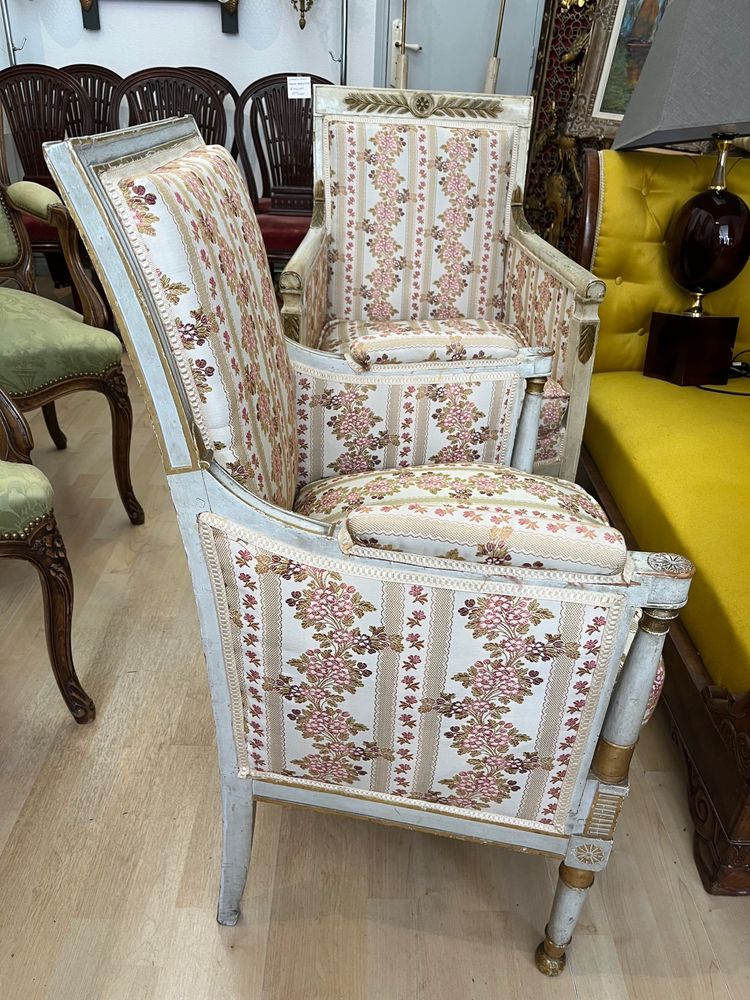 Fauteuil Époque Empire rechampi et doré. Décor de palmettes et rosace 