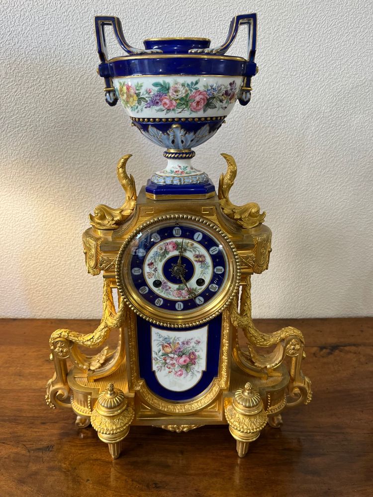 Belle pendule en bronze ciselé et doré à riche décor de dauphins, guirlandes de feuilles de chêne , 