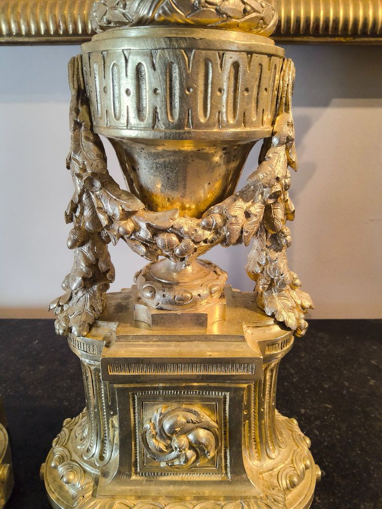 Paire de Chenets en bronze doré et ciselé – Style Louis XVI, Époque XIXe siècle