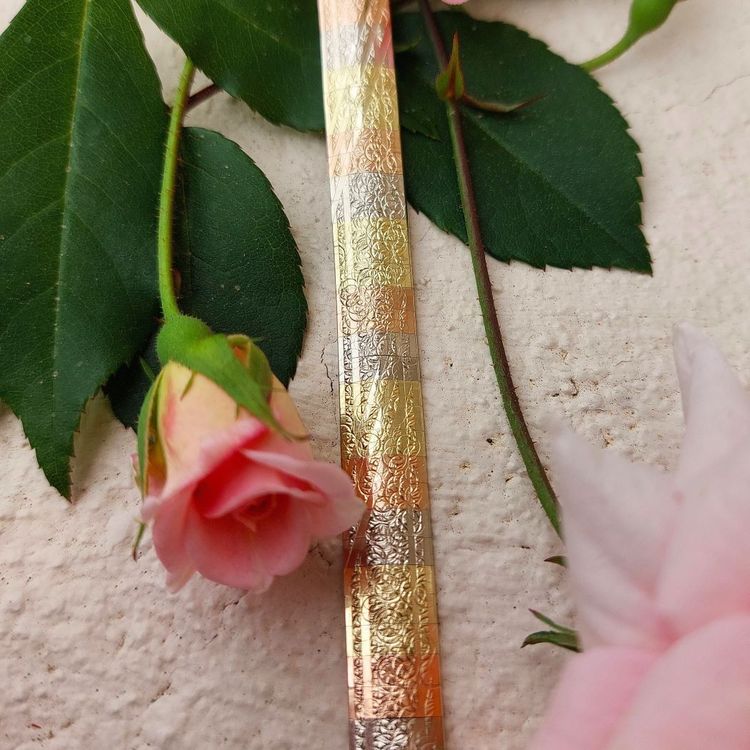 Bracelet ruban trois ors 14k, lamelles articulées ciselées
