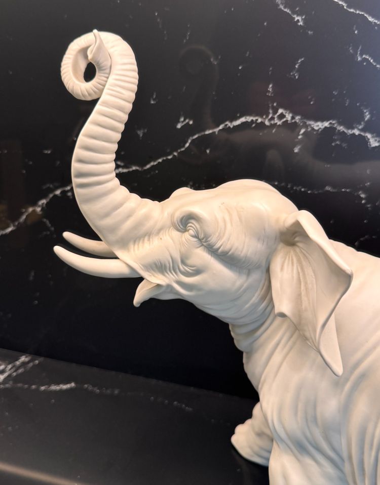 Grand éléphant blanc en biscuit de porcelaine fin XIXème