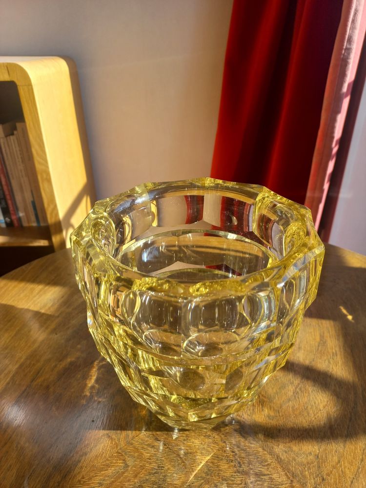 Daum vase Art Déco en cristal jaune