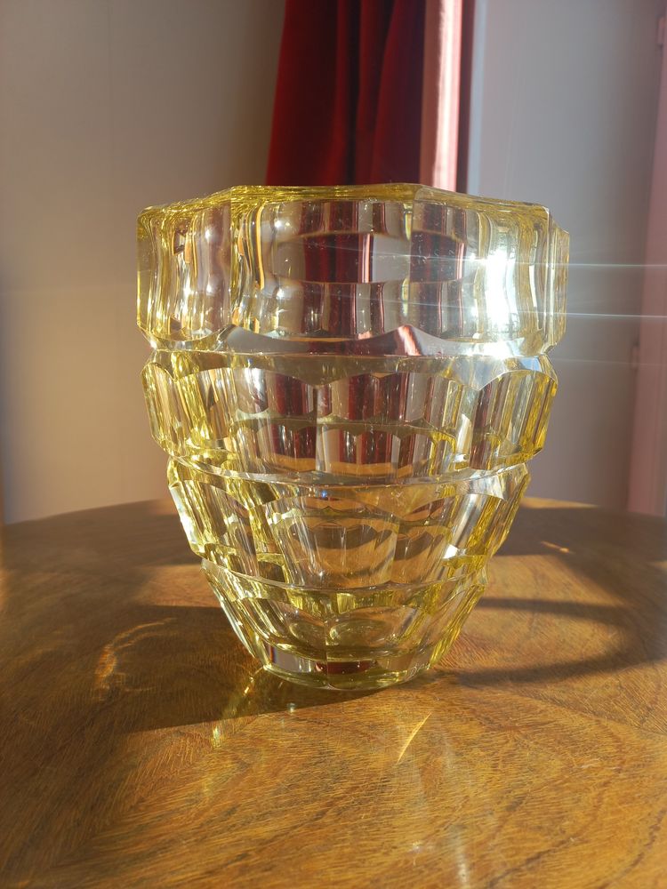 Daum vase Art Déco en cristal jaune