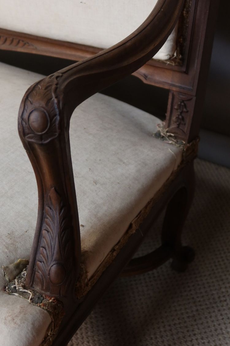 Canapé de style Louis XV en noyer