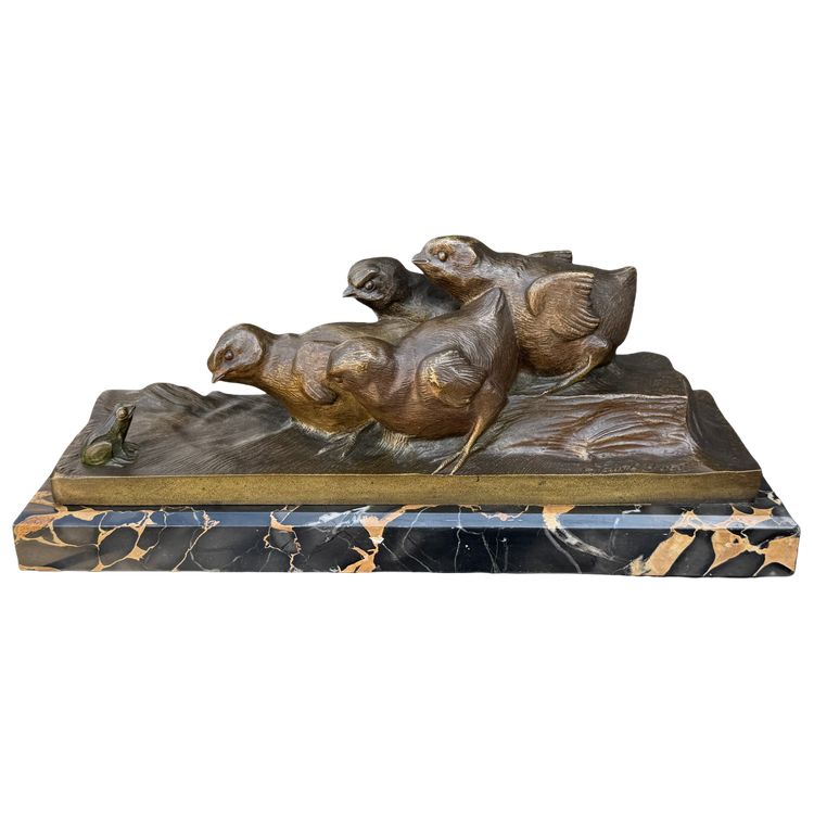 BRONZE ART DECO SUR MARBRE REPRESENTANT DES POUSSINS ET UNE GRENOUILLE " SIGNÉ "