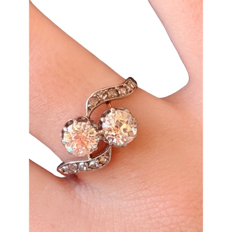 anello "toi et moi" in oro, platino e diamanti