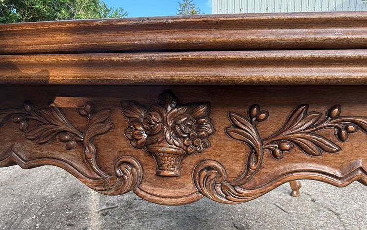 Tisch im italienischen Stil