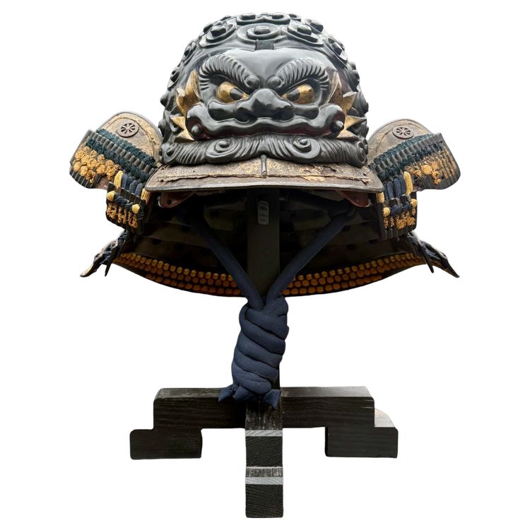 Kawari kabuto de samuraï orné d’une impressionnante tête de shishi en laque - Période Edo