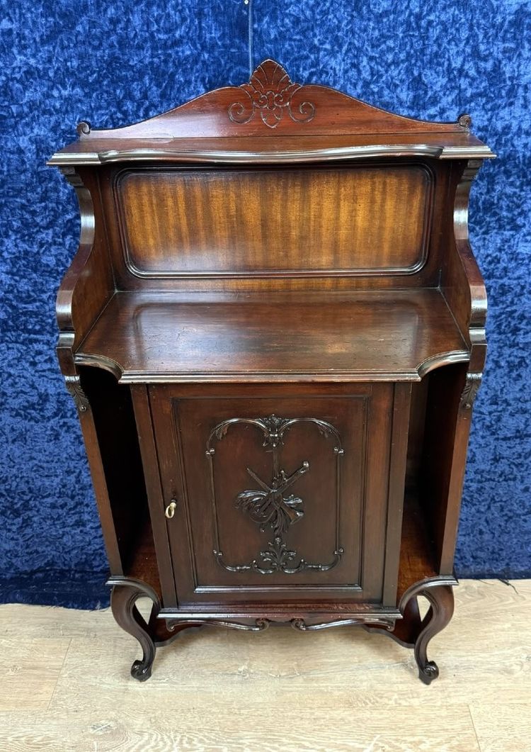 State-of-the-art mahogany cabinet from the Napoleon III era, circa 1880