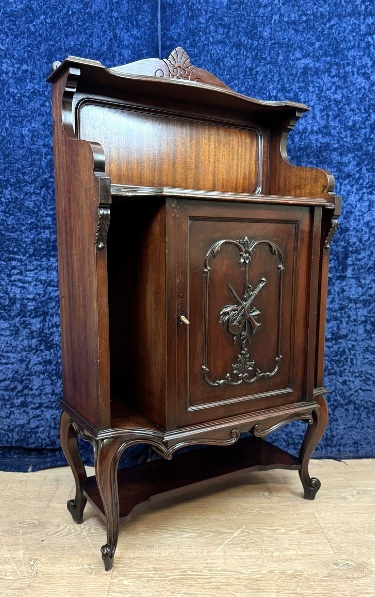 State-of-the-art mahogany cabinet from the Napoleon III era, circa 1880