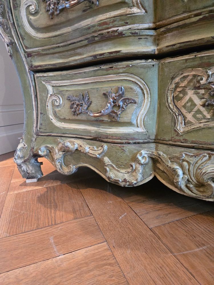 Cassettone a balestra di epoca Luigi XV, opera mitteleuropea, metà del XVIII secolo.