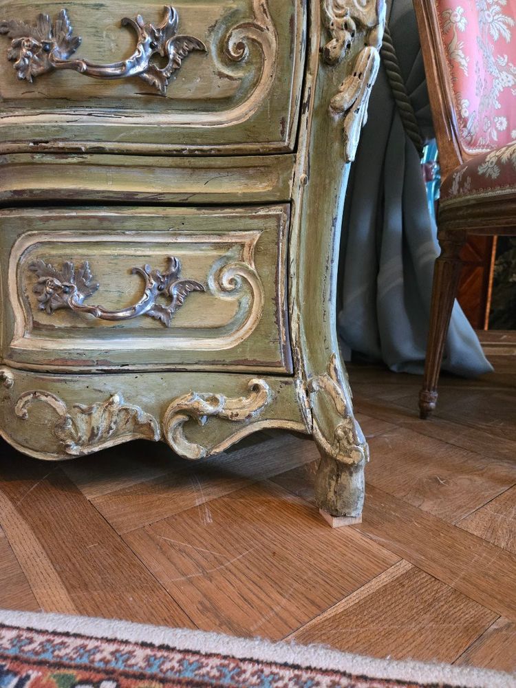 Cassettone a balestra di epoca Luigi XV, opera mitteleuropea, metà del XVIII secolo.