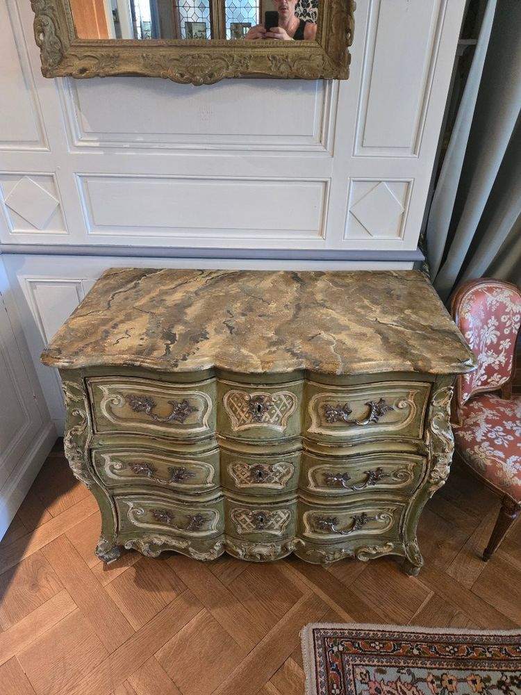 Cassettone a balestra di epoca Luigi XV, opera mitteleuropea, metà del XVIII secolo.