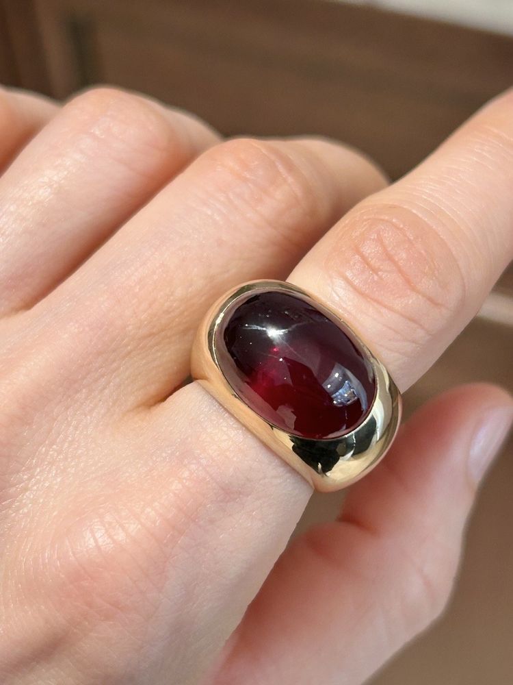 Grande anello Pomellato in oro 18 carati e granato