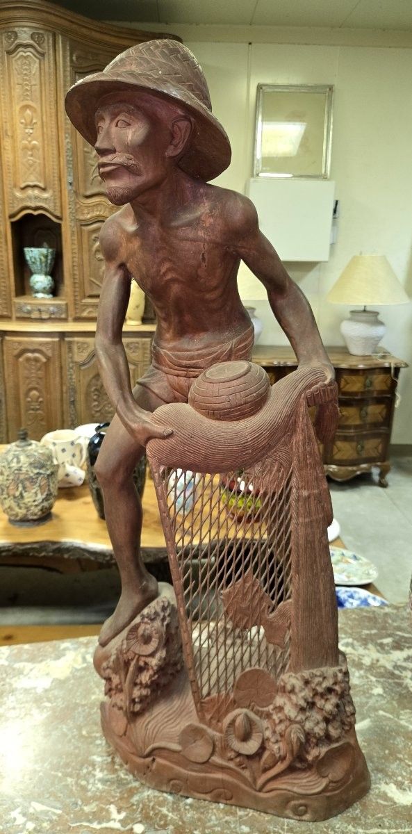 Asia circa 1900 / grande scultura in legno di un pescatore