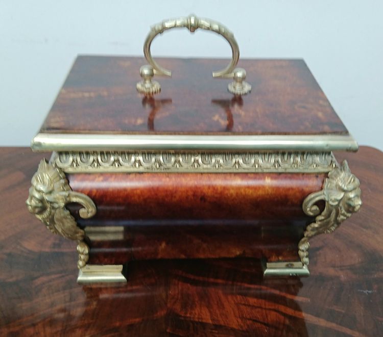 Schatulle aus Schildpatt und Bronze