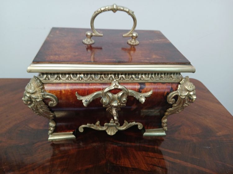 Schatulle aus Schildpatt und Bronze