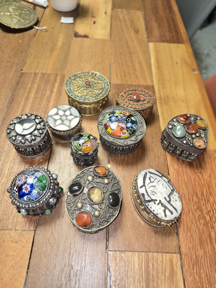 10 orientalistische Pillendosen aus Silber und versilbertem Metall