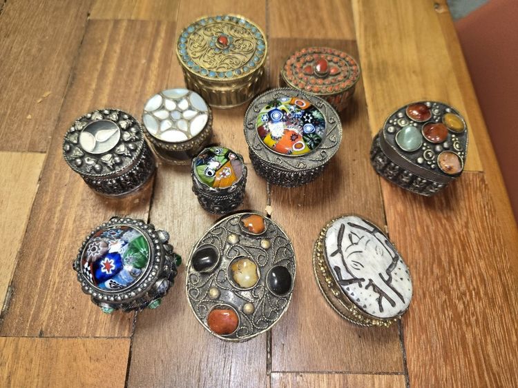 10 orientalistische Pillendosen aus Silber und versilbertem Metall